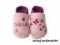 Preview: Lederpuschen in rosa-flieder; links 2 Schmetterlinge (dunkelrot-creme; orchidee.creme) Namen (flieder) und rechts Stickerei 9 Schmetterlinge (dunkelrot-rosa-orchidee-creme) 